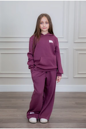 طقم بناتي أنيق قطعتين لون بنفسجي أكمام طويلة مع كتابة أمامية و بنطلون بجيوب و مطاط من الأسفل