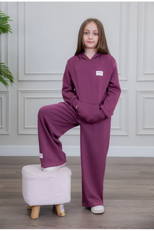 طقم بناتي أنيق قطعتين لون بنفسجي أكمام طويلة مع كتابة أمامية و بنطلون بجيوب و مطاط من الأسفل