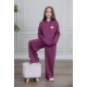 طقم بناتي أنيق قطعتين لون بنفسجي أكمام طويلة مع كتابة أمامية و بنطلون بجيوب و مطاط من الأسفل