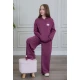طقم بناتي أنيق قطعتين لون بنفسجي أكمام طويلة مع كتابة أمامية و بنطلون بجيوب و مطاط من الأسفل