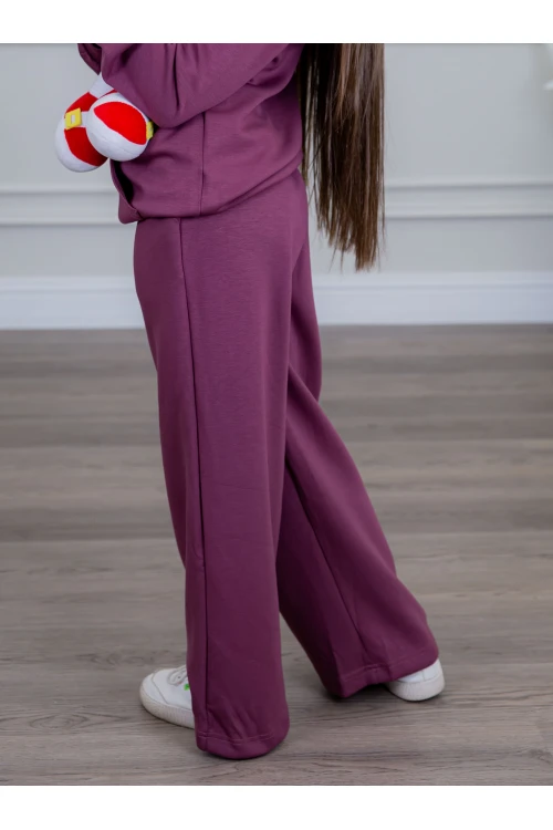 طقم بناتي أنيق قطعتين لون بنفسجي أكمام طويلة مع كتابة أمامية و بنطلون بجيوب و مطاط من الأسفل