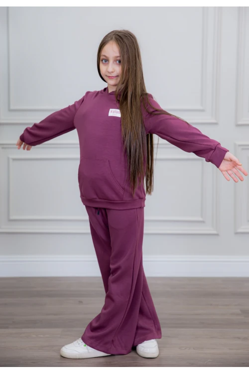 طقم بناتي أنيق قطعتين لون بنفسجي أكمام طويلة مع كتابة أمامية و بنطلون بجيوب و مطاط من الأسفل