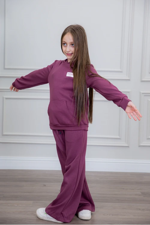 طقم بناتي أنيق قطعتين لون بنفسجي أكمام طويلة مع كتابة أمامية و بنطلون بجيوب و مطاط من الأسفل