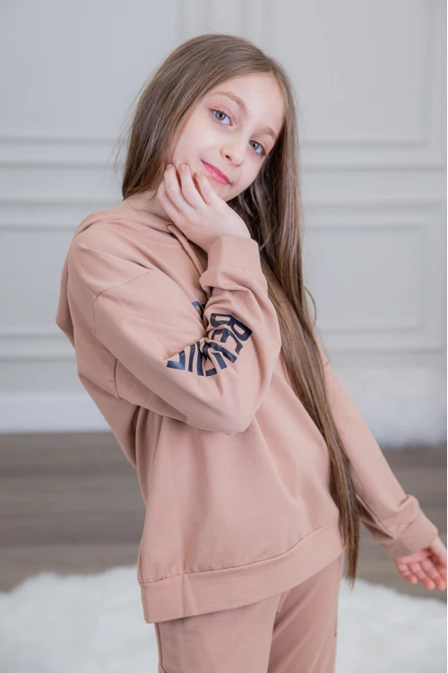 طقم بناتي أنيق قطعتين لون بيج مع قبعة هودي بخيط سحب وكتابات من الأمام و الجنب