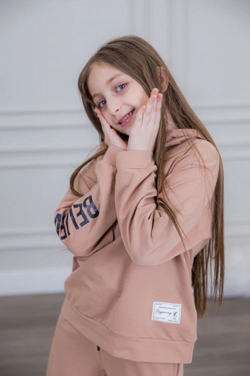 طقم بناتي أنيق قطعتين لون بيج مع قبعة هودي بخيط سحب وكتابات من الأمام و الجنب