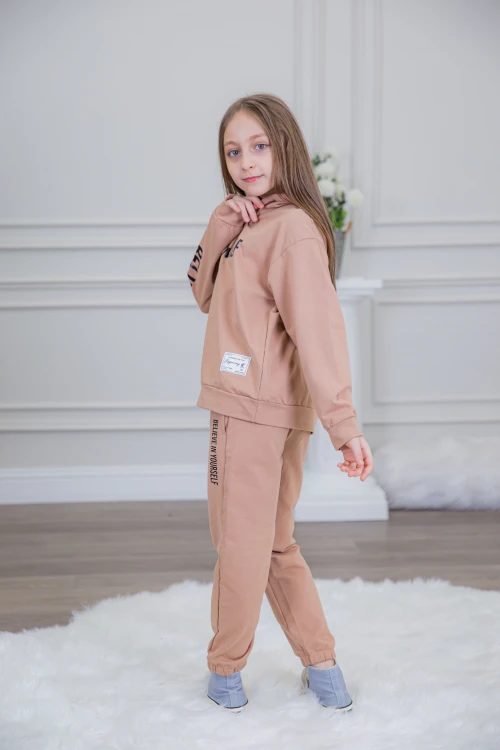 طقم بناتي أنيق قطعتين لون بيج مع قبعة هودي بخيط سحب وكتابات من الأمام و الجنب