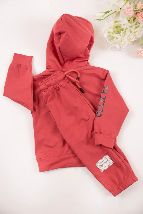 طقم بناتي أنيق قطعتين لون بيج مع قبعة هودي بخيط سحب وكتابات من الأمام و الجنب