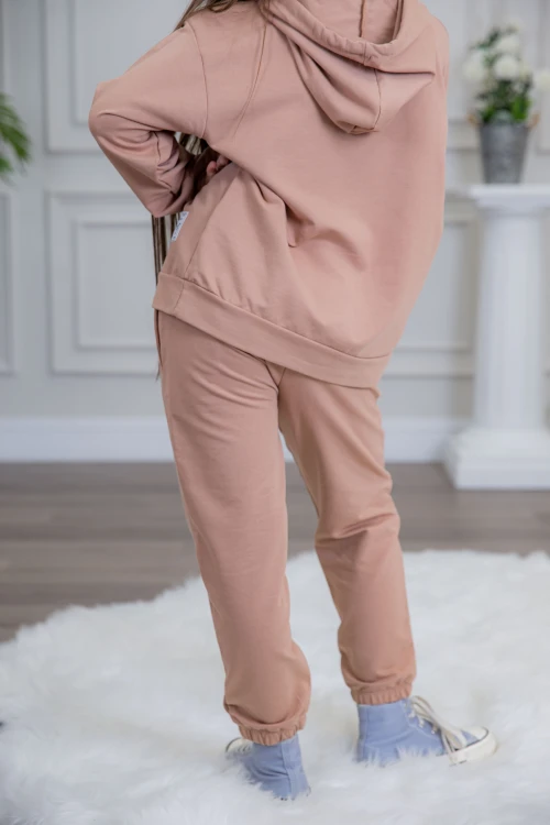 طقم بناتي أنيق قطعتين  مع قبعة هودي بخيط سحب وكتابات من الأمام و الجنب