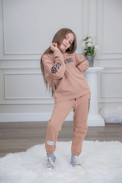 طقم بناتي أنيق قطعتين  مع قبعة هودي بخيط سحب وكتابات من الأمام و الجنب