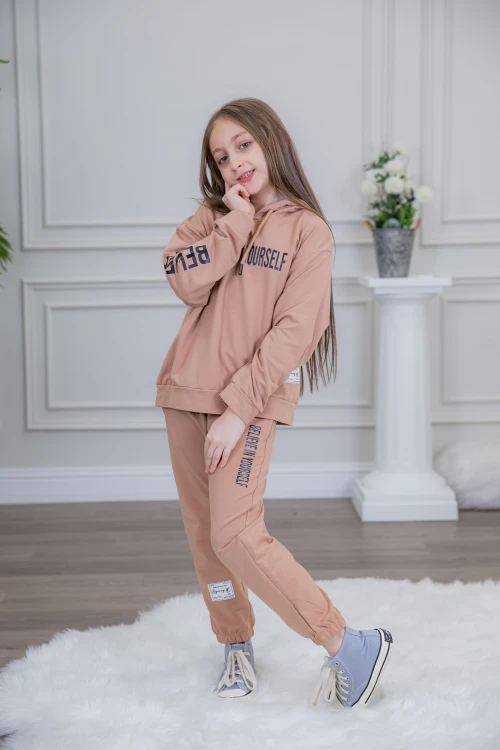 طقم بناتي أنيق قطعتين  مع قبعة هودي بخيط سحب وكتابات من الأمام و الجنب