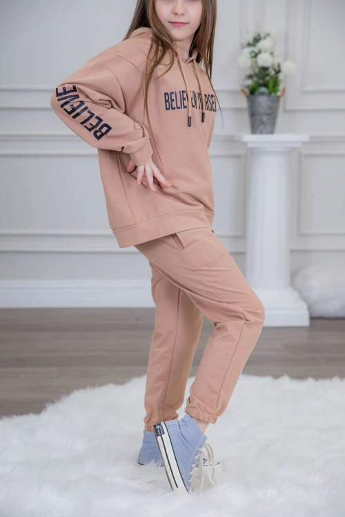 طقم بناتي أنيق قطعتين  مع قبعة هودي بخيط سحب وكتابات من الأمام و الجنب