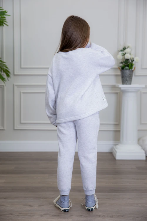 طقم بناتي أنيق قطعتين لون رمادي أكمام طويلة مع كتابة أمامية و في البنطلون