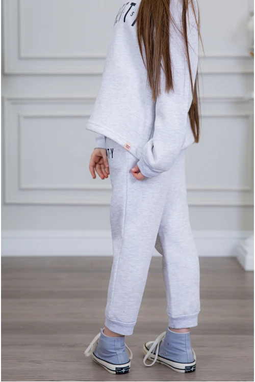 طقم بناتي أنيق قطعتين لون رمادي أكمام طويلة مع كتابة أمامية و في البنطلون