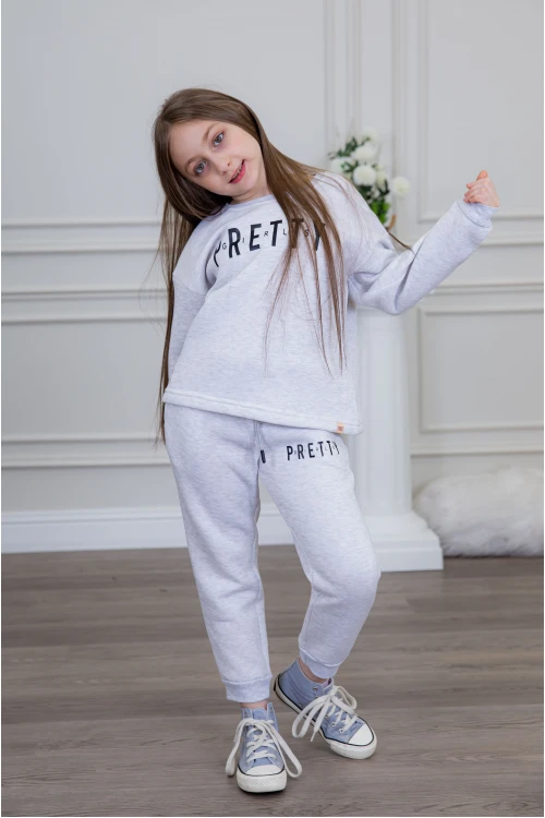 طقم بناتي أنيق قطعتين لون رمادي أكمام طويلة مع كتابة أمامية و في البنطلون