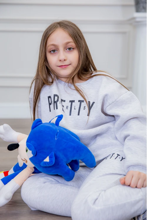 طقم بناتي أنيق قطعتين لون رمادي أكمام طويلة مع كتابة أمامية و في البنطلون