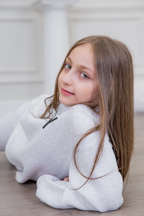 طقم بناتي أنيق قطعتين لون رمادي أكمام طويلة مع كتابة أمامية و في البنطلون