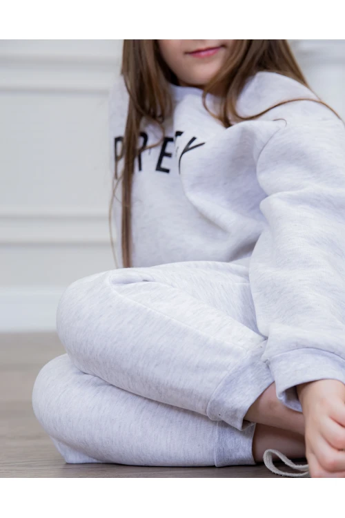 طقم بناتي أنيق قطعتين لون رمادي أكمام طويلة مع كتابة أمامية و في البنطلون