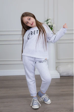 طقم بناتي أنيق قطعتين لون رمادي أكمام طويلة مع كتابة أمامية و في البنطلون