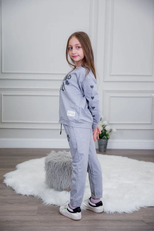 طقم بناتي أنيق قطعتين لون رمادي أكمام طويلة مع كتابة أمامية و بنطلون بجيوب و مطاط من الأسفل