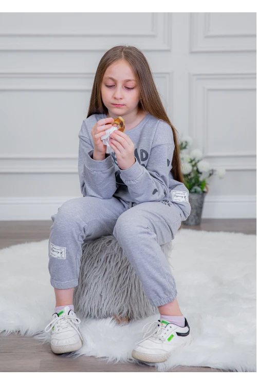 طقم بناتي أنيق قطعتين لون رمادي أكمام طويلة مع كتابة أمامية و بنطلون بجيوب و مطاط من الأسفل