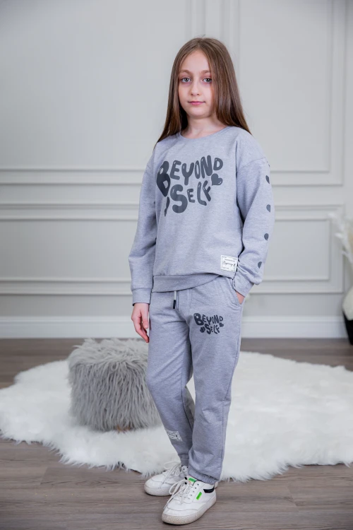 طقم بناتي أنيق قطعتين لون رمادي أكمام طويلة مع كتابة أمامية و بنطلون بجيوب و مطاط من الأسفل