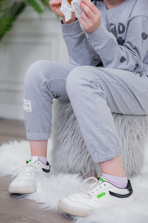 طقم بناتي أنيق قطعتين لون رمادي أكمام طويلة مع كتابة أمامية و بنطلون بجيوب و مطاط من الأسفل