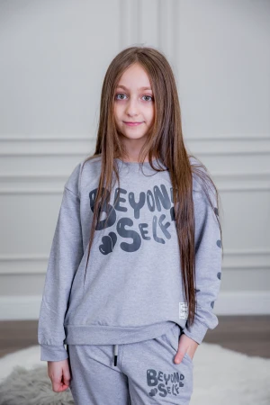 طقم بناتي أنيق قطعتين لون رمادي أكمام طويلة مع كتابة أمامية و بنطلون بجيوب و مطاط من الأسفل