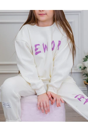 طقم بناتي أنيق قطعتين لون أبيض  أكمام طويلة مع كتابة أمامية و بنطلون بجيوب و مطاط من الأسفل