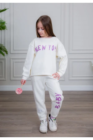 طقم بناتي أنيق قطعتين لون أبيض  أكمام طويلة مع كتابة أمامية و بنطلون بجيوب و مطاط من الأسفل