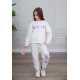 طقم بناتي أنيق قطعتين لون أبيض  أكمام طويلة مع كتابة أمامية و بنطلون بجيوب و مطاط من الأسفل