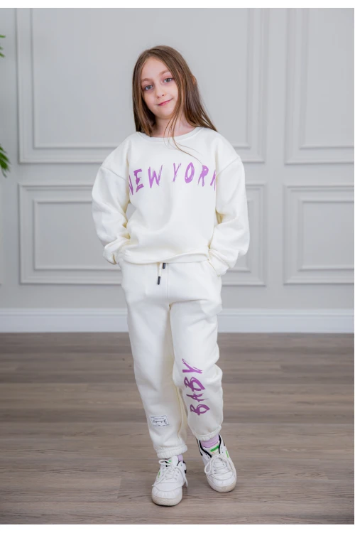 طقم بناتي أنيق قطعتين لون أبيض  أكمام طويلة مع كتابة أمامية و بنطلون بجيوب و مطاط من الأسفل