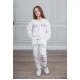 طقم بناتي أنيق قطعتين لون أبيض  أكمام طويلة مع كتابة أمامية و بنطلون بجيوب و مطاط من الأسفل