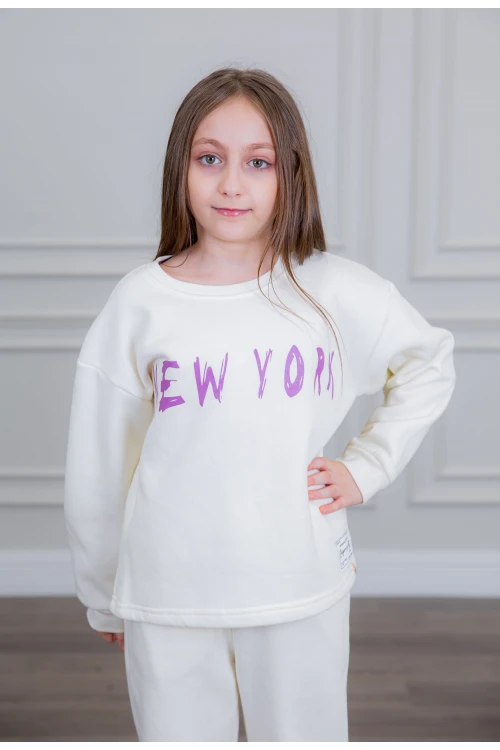 طقم بناتي أنيق قطعتين لون أبيض  أكمام طويلة مع كتابة أمامية و بنطلون بجيوب و مطاط من الأسفل