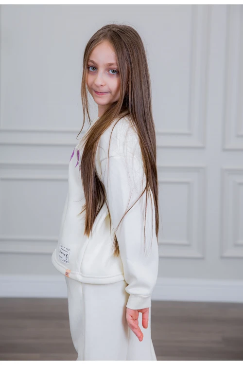 طقم بناتي أنيق قطعتين لون أبيض  أكمام طويلة مع كتابة أمامية و بنطلون بجيوب و مطاط من الأسفل