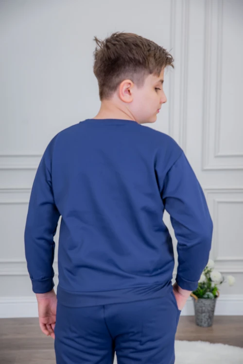 طقم ولادي أنيق قطعتين لون أزرق أكمام طويلة مع كتابة أمامية و بنطلون بجيوب و مطاط من الأسفل