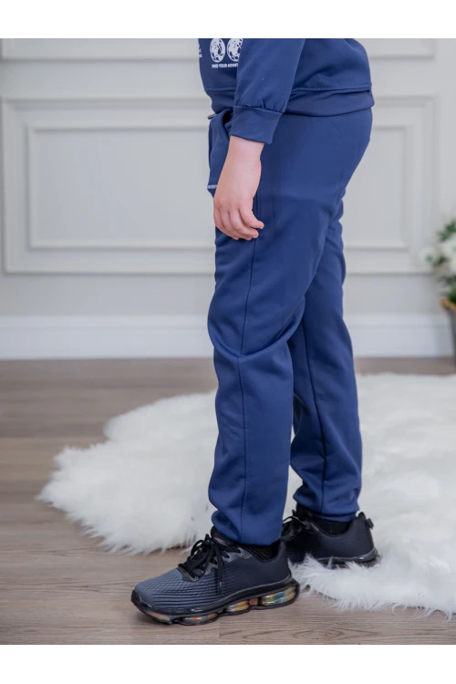 طقم ولادي أنيق قطعتين لون أزرق أكمام طويلة مع كتابة أمامية و بنطلون بجيوب و مطاط من الأسفل