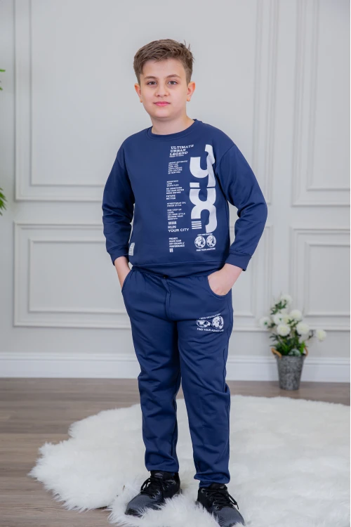 طقم ولادي أنيق قطعتين لون أزرق أكمام طويلة مع كتابة أمامية و بنطلون بجيوب و مطاط من الأسفل