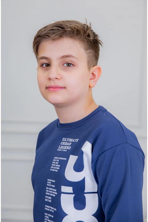 طقم ولادي أنيق قطعتين لون أزرق أكمام طويلة مع كتابة أمامية و بنطلون بجيوب و مطاط من الأسفل