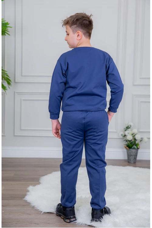 طقم ولادي أنيق قطعتين لون أزرق أكمام طويلة مع كتابة أمامية و بنطلون بجيوب و مطاط من الأسفل