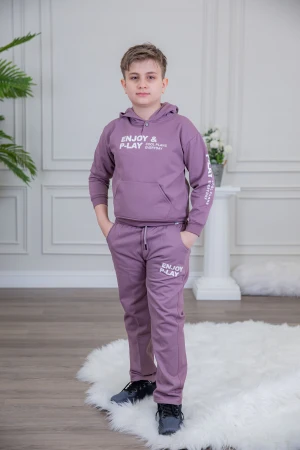 طقم ولادي أنيق قطعتين لون موف أكمام طويلة متصلة بقبعة هودي مع كتابة أمامية و بنطلون بجيوب