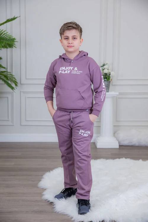 طقم ولادي أنيق قطعتين لون موف أكمام طويلة متصلة بقبعة هودي مع كتابة أمامية و بنطلون بجيوب