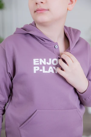 طقم ولادي أنيق قطعتين لون موف أكمام طويلة متصلة بقبعة هودي مع كتابة أمامية و بنطلون بجيوب