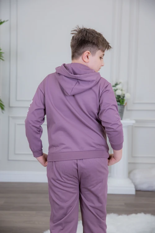 طقم ولادي أنيق قطعتين لون موف أكمام طويلة متصلة بقبعة هودي مع كتابة أمامية و بنطلون بجيوب