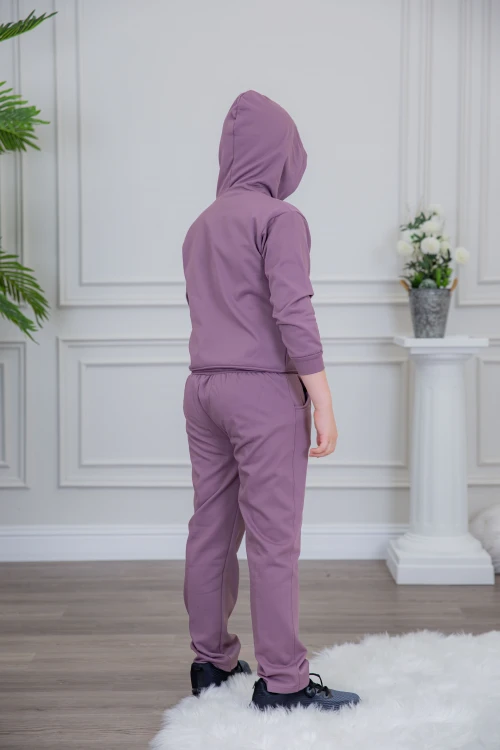 طقم ولادي أنيق قطعتين لون موف أكمام طويلة متصلة بقبعة هودي مع كتابة أمامية و بنطلون بجيوب