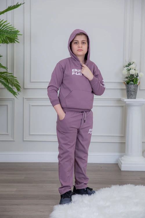 طقم ولادي أنيق قطعتين لون موف أكمام طويلة متصلة بقبعة هودي مع كتابة أمامية و بنطلون بجيوب