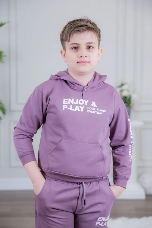 طقم ولادي أنيق قطعتين لون موف أكمام طويلة متصلة بقبعة هودي مع كتابة أمامية و بنطلون بجيوب