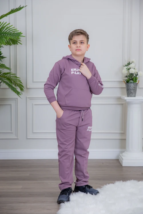 طقم ولادي أنيق قطعتين لون موف أكمام طويلة متصلة بقبعة هودي مع كتابة أمامية و بنطلون بجيوب