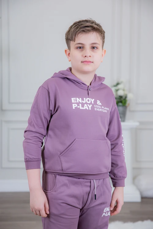 طقم ولادي أنيق قطعتين لون موف أكمام طويلة متصلة بقبعة هودي مع كتابة أمامية و بنطلون بجيوب