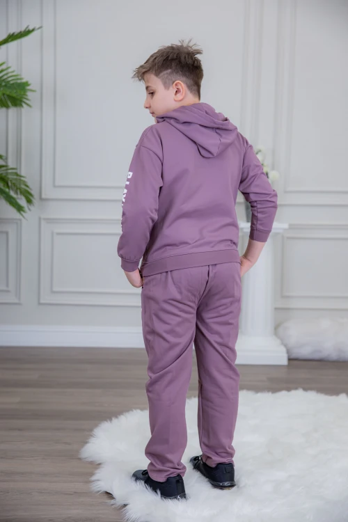 طقم ولادي أنيق قطعتين لون موف أكمام طويلة متصلة بقبعة هودي مع كتابة أمامية و بنطلون بجيوب