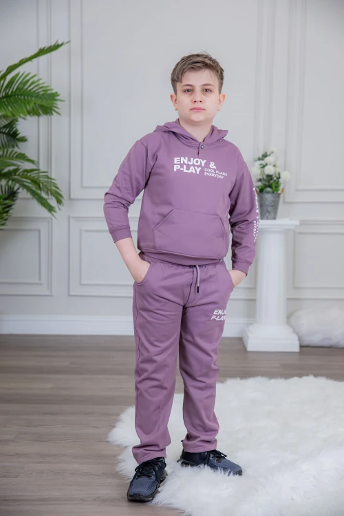 طقم ولادي أنيق قطعتين لون موف أكمام طويلة متصلة بقبعة هودي مع كتابة أمامية و بنطلون بجيوب